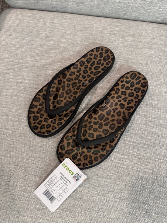 CROCS Shoes - NWT CROCS Miami Round Animal Flip Flop Womens Size 6